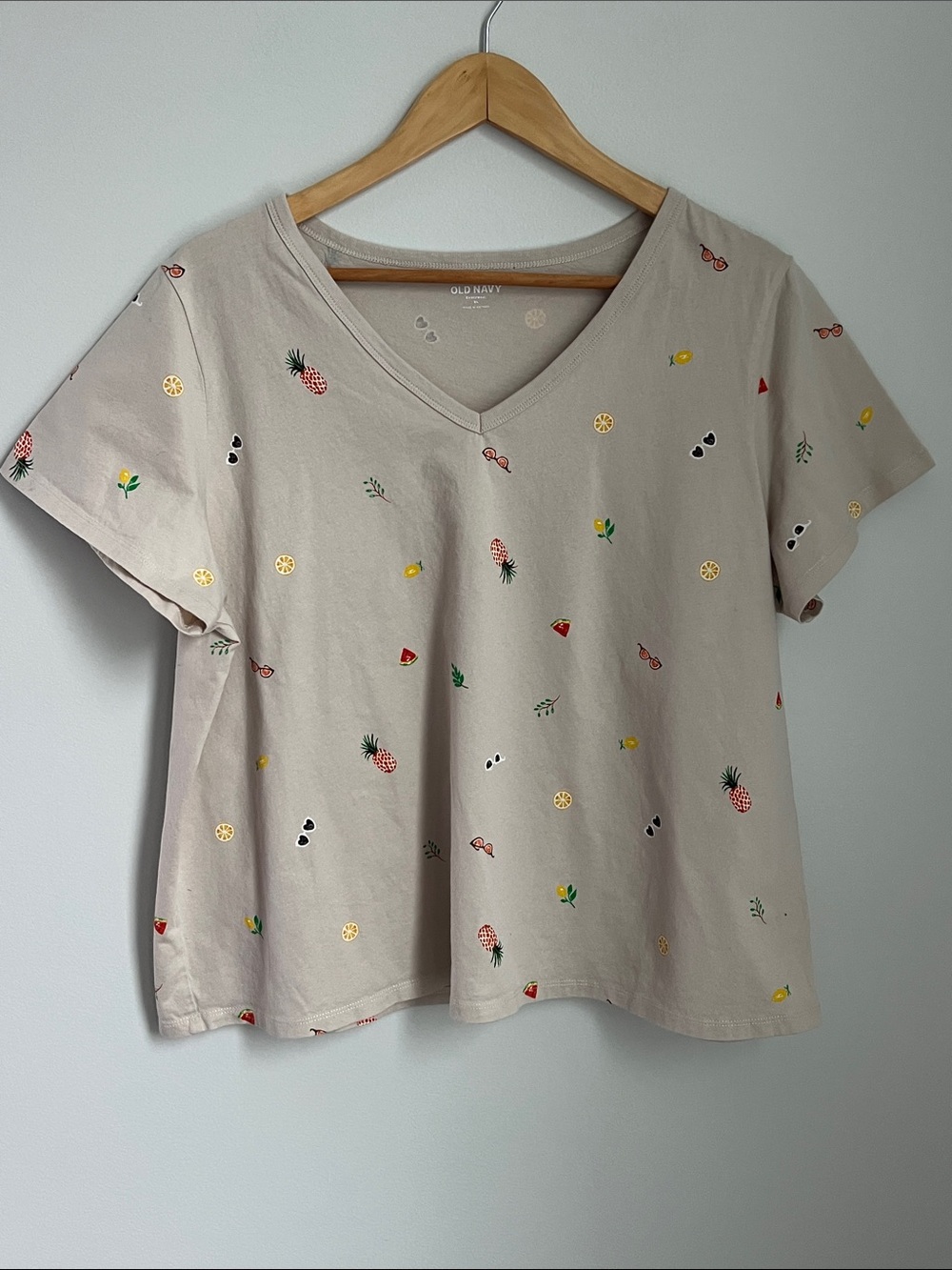 Old Navy Everywhere 100% Cotton Beige V-Neck Tropical Mixed Fruit Tee Size XL